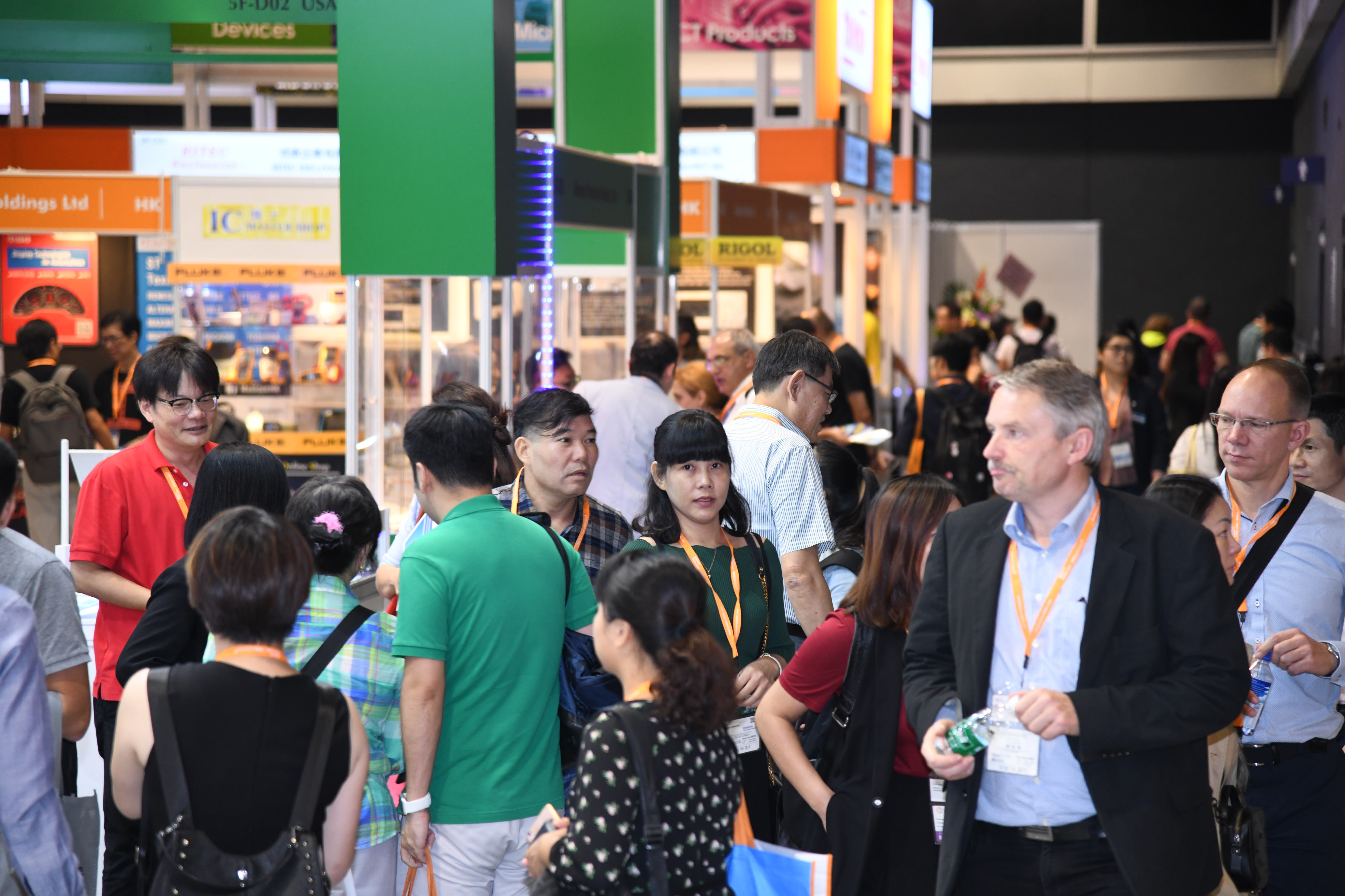 Hong Kong electronic fairs carry on despite cyclone Electronic
